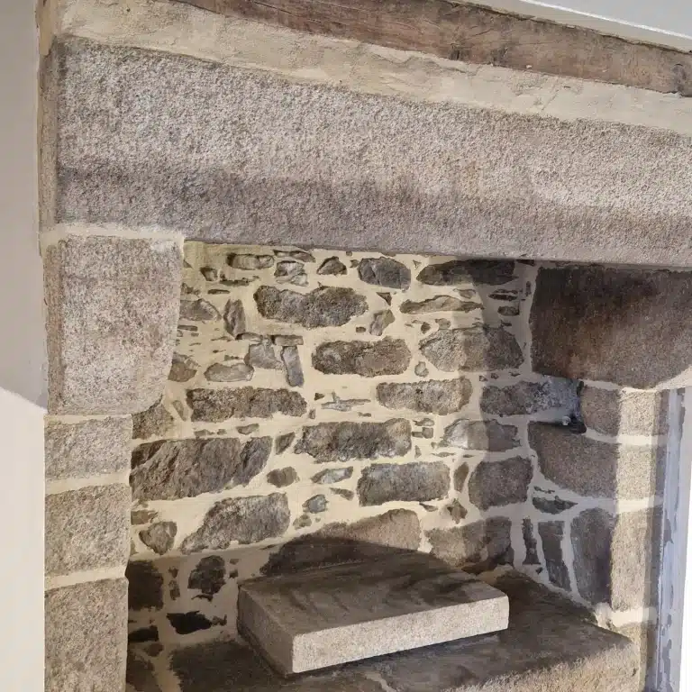 Enduit naturel a la chaux et au chanvre autour dune cheminee 2 - Pont-Aven Concarneau